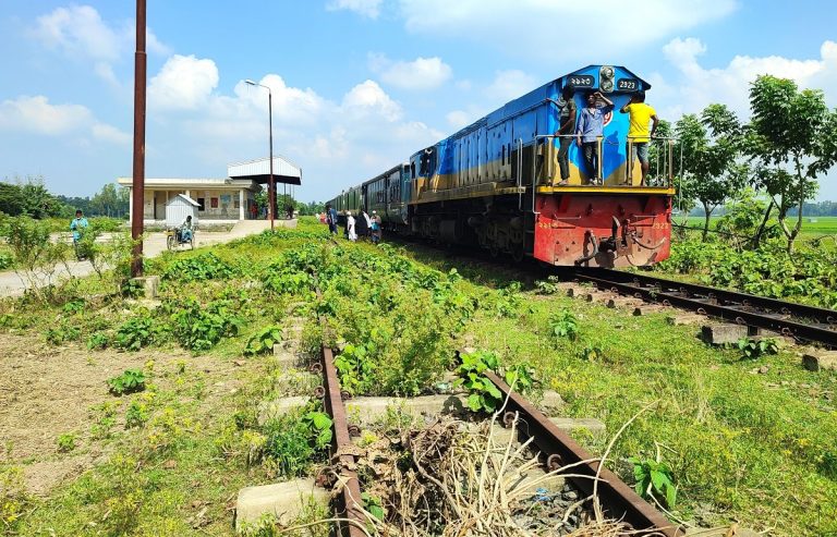সরিষাবাড়ীতে দীর্ঘদিন ধরে বন্ধ ধলেশ্বরী এক্সপ্রেস ৭টি রেলস্টেশনের মধ্যে কার্যক্রম বন্ধ  ৩টির ॥ ভোগান্তিতে নিম্ন আয়ের যাত্রীরা