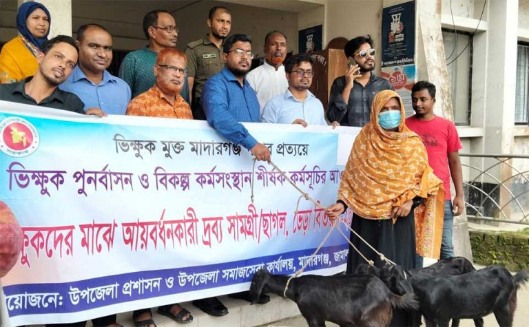 মাদারগঞ্জে ছাগল ও চেক বিতরণ