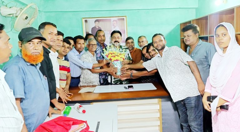 জামালপুর সিটি প্রেস ক্লাবের পক্ষ থেকে নবনির্বাচিত বাংলাদেশ দলিল  লেখক সমিতি জামালপুর জেলা শাখার সভাপতি ও সম্পাদককে সংবর্ধনা