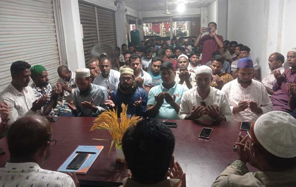 মাদারগঞ্জ তাঁতীদলের আহŸায়ক সিদ্দিকের অকাল প্রয়াণে দোয়া ও মিলাদ মাহফিল