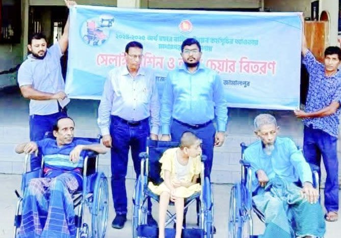 মাদারগঞ্জে হতদরিদ্র নারীদের মাঝে সেলাই মেশিন ও প্রতিবন্ধীদের মাঝে হুইলচেয়ার বিতরণ