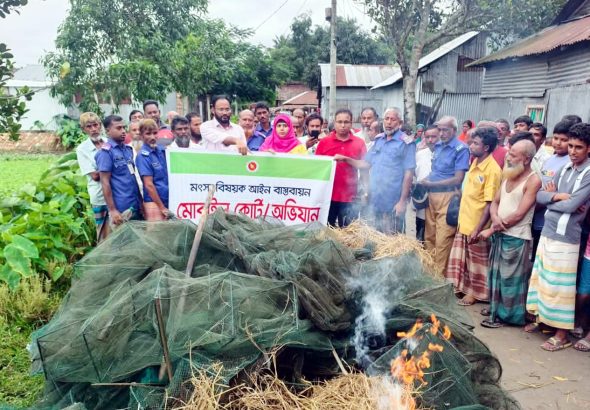 ঘোড়াধাপে হেলেঞ্চা কাটাখালি বিলে অবৈধ চায়না জাল অপসারণ অভিযান