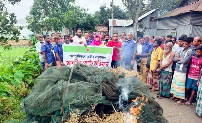 ঘোড়াধাপে হেলেঞ্চা কাটাখালি বিলে অবৈধ চায়না জাল অপসারণ অভিযান