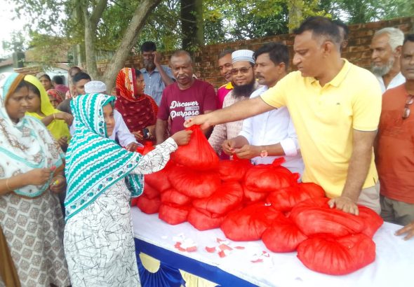 জামালপুরে পানিবন্দি পরিবারের মাঝে  মামুন এমপির ত্রাণ সহায়তা অব্যাহত
