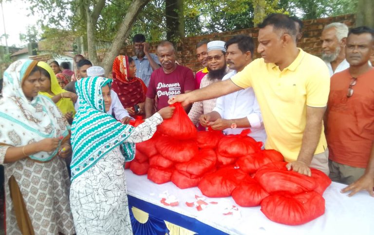 জামালপুরে পানিবন্দি পরিবারের মাঝে  মামুন এমপির ত্রাণ সহায়তা অব্যাহত